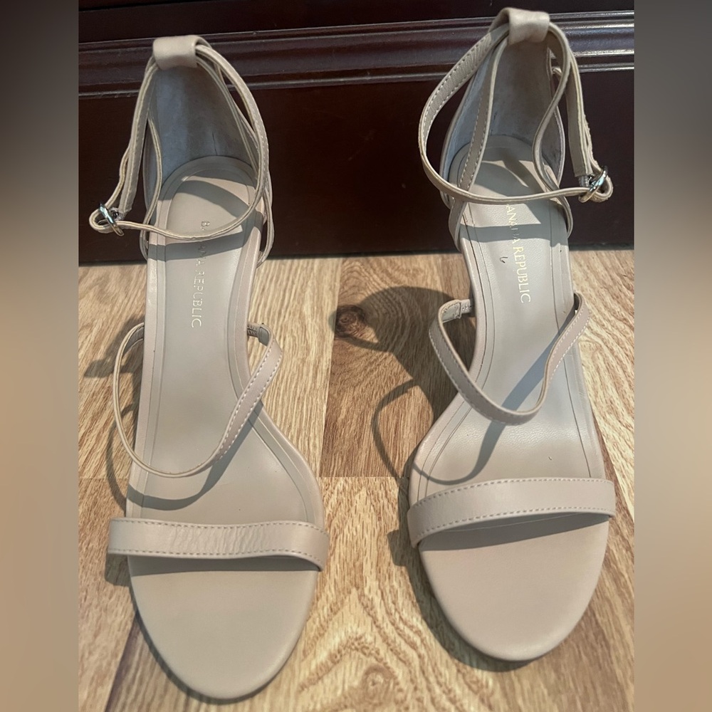 Banana Republic Women's Tan Strappy Sandals